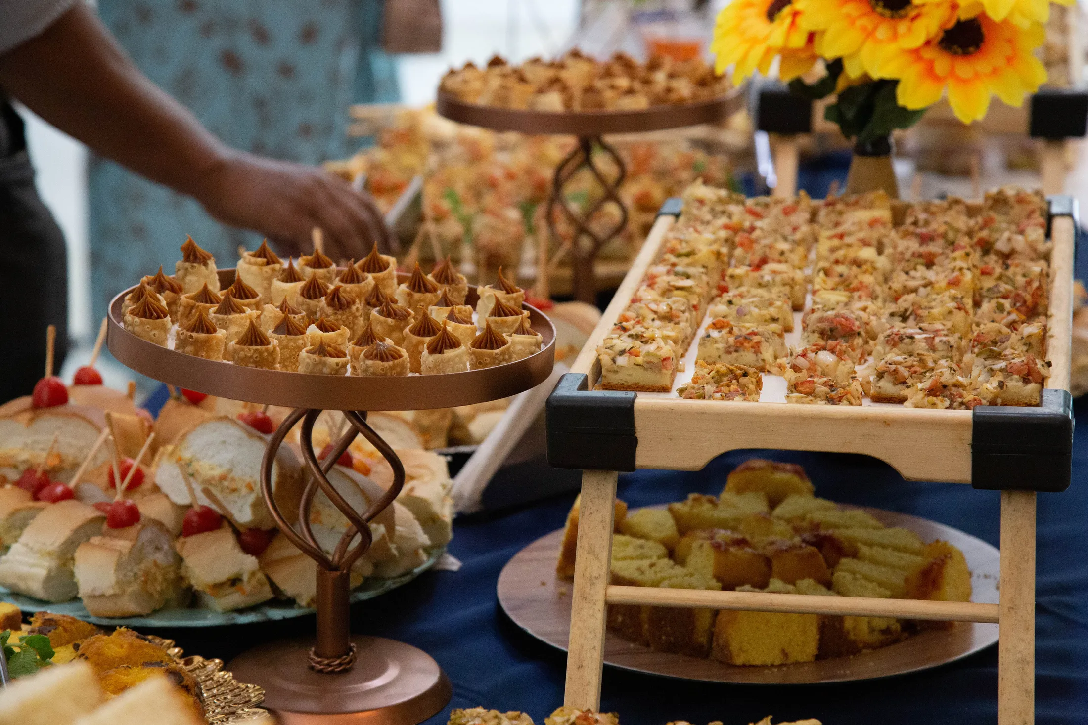 Mesa de buffet completa montada pela Juni Eventos para um evento
